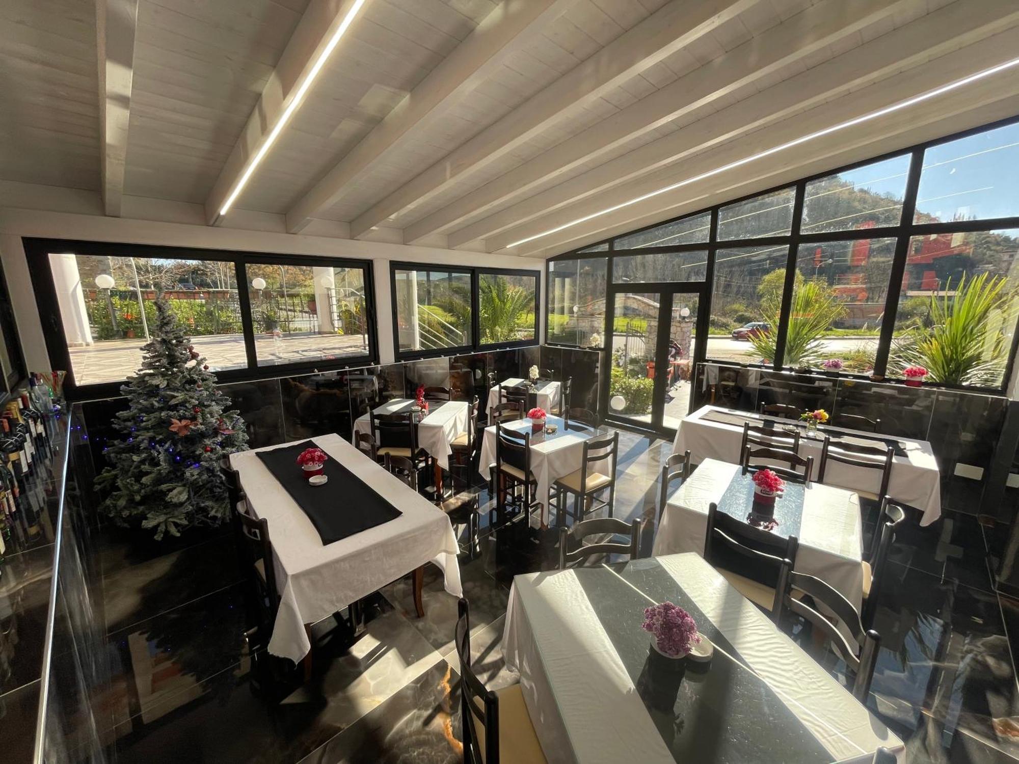 Hotel Bar Restaurant Mete Peshkepi Eksteriør bilde